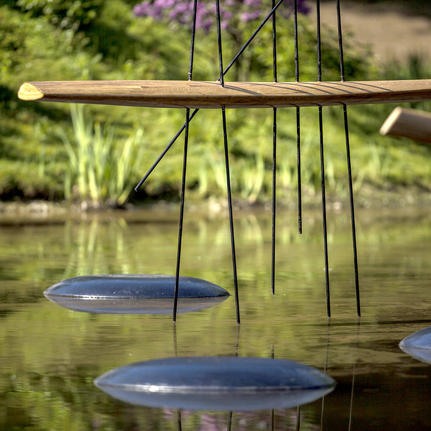 Installation »Mit erdwärts gesungenen Masten«<br>von Anja Harms und Eberhard Müller-Fries<br>im landgräflichen Park »Kleiner Tannenwald«, Bad Homburg<br>&nbsp